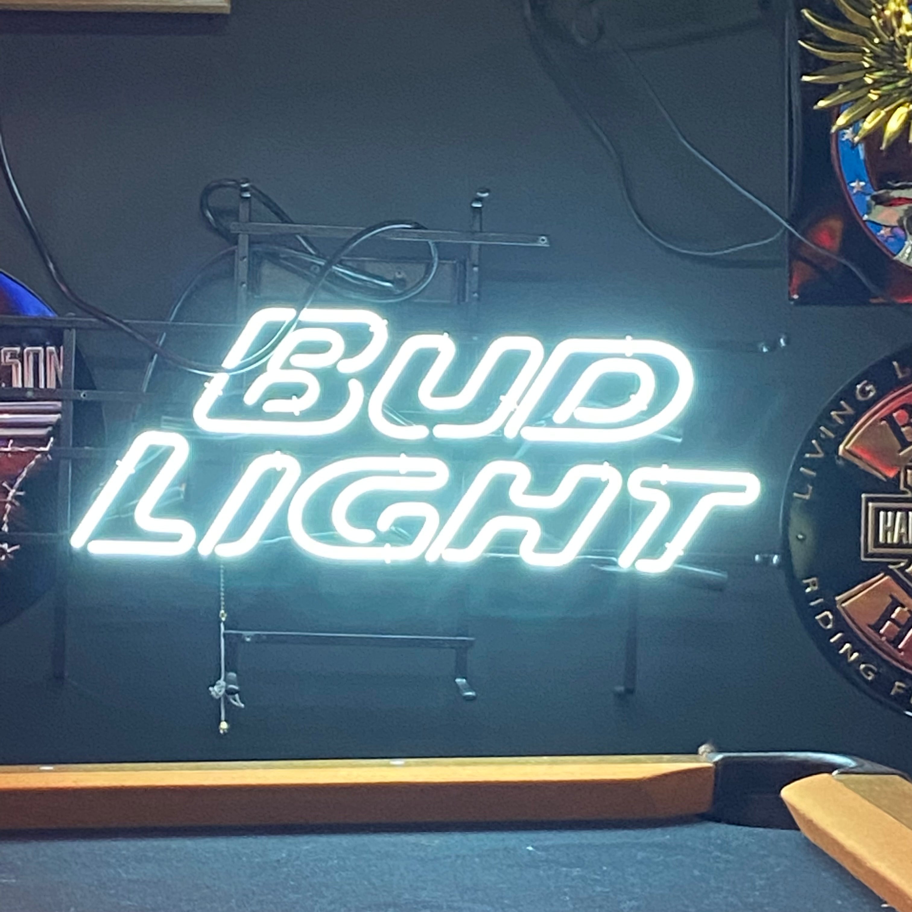 Billards D&L, Bud Light Néon