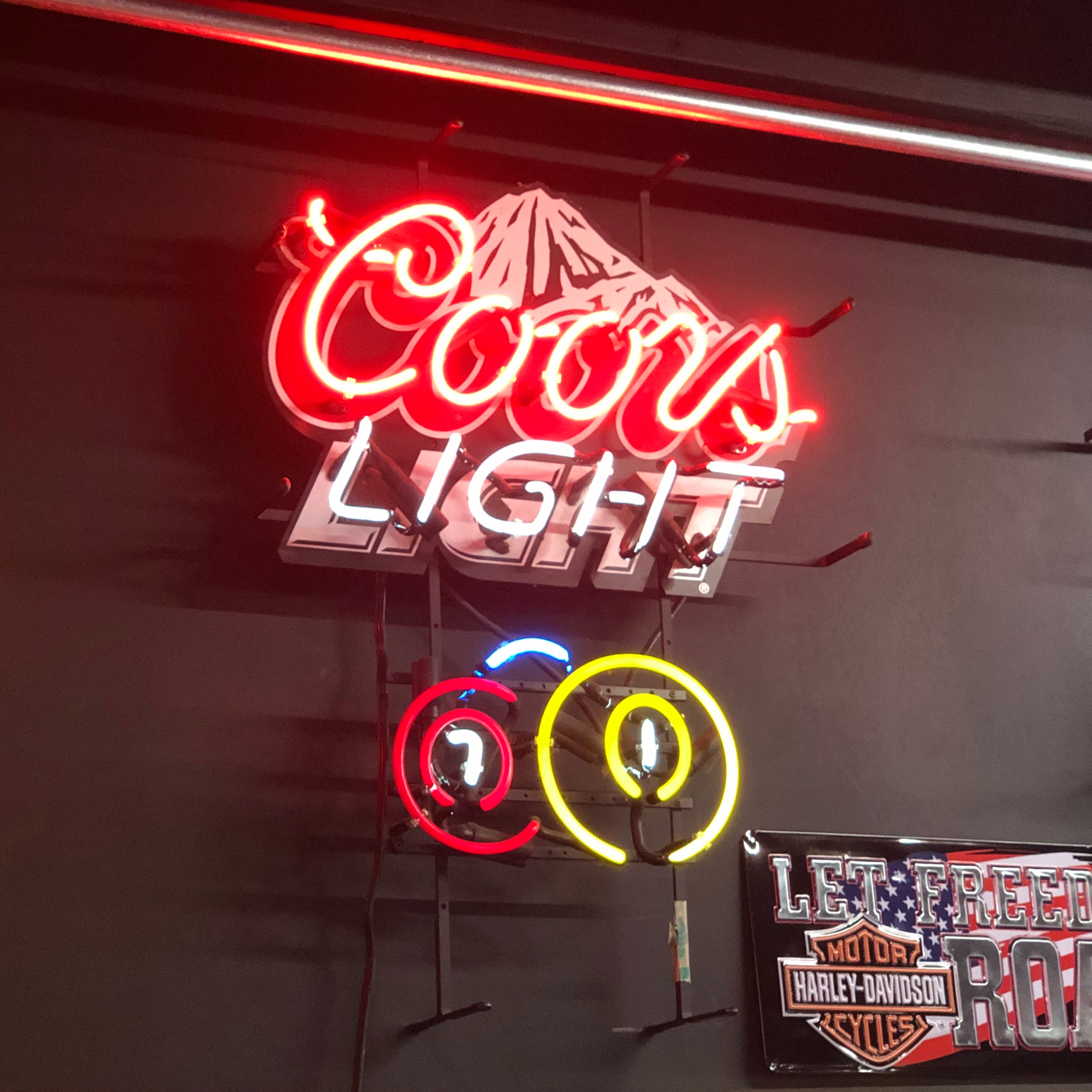 Billard D&L, Coors Light Mountain Neon Light