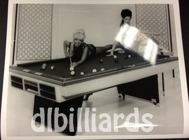 Billard Library Company, Deux filles posant sur une table